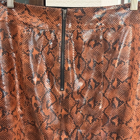Express x Negin Mirsalehi Faux Leather Skirt - Brown/Black Snake Print Size 8 - Picture 5 of 10